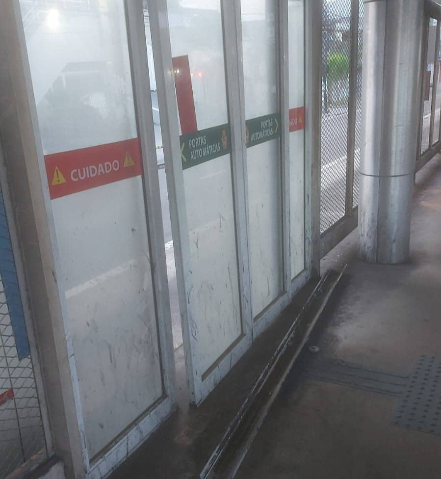 vandalismo em portas automáticas
